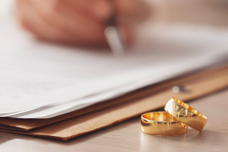 Divorce agreement and wedding rings